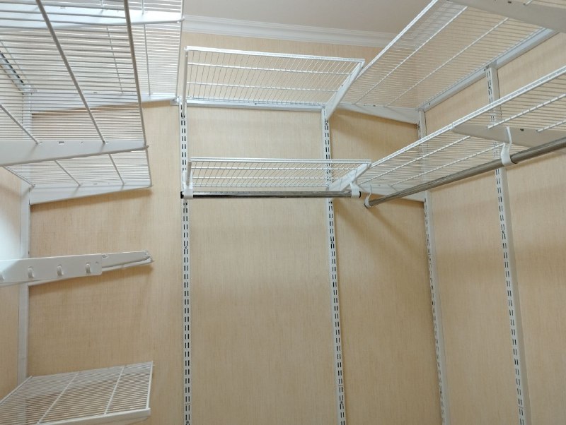 Белая П-образная гардеробная с выдвижными корзинами, ~1,3×1,6 м, фото 3