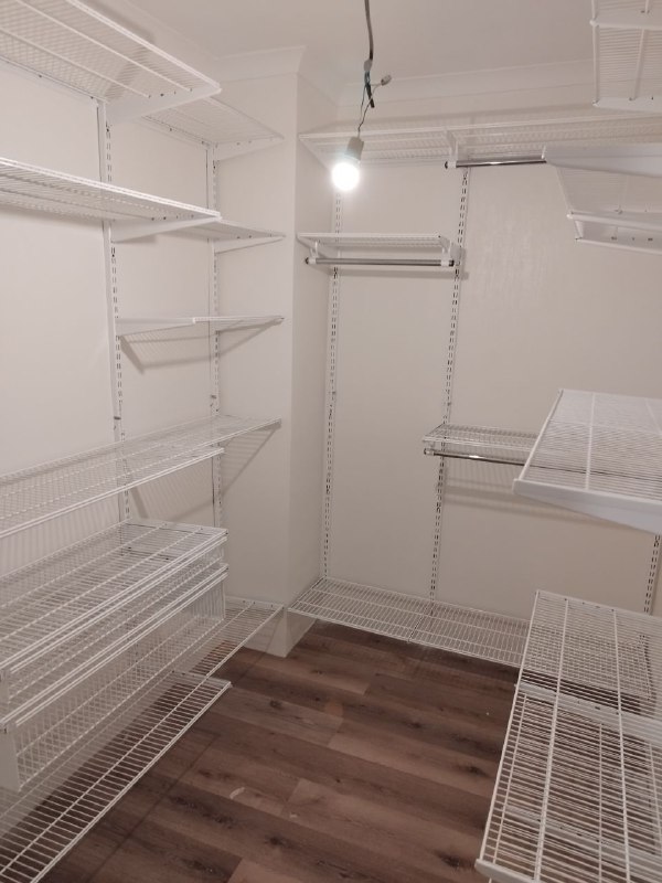 Белая П-образная гардеробная с выдвижными корзинами, ~1,5×2 м, фото 1