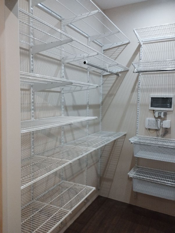 Белая П-образная гардеробная с выдвижными корзинами, ~1,5×2,2 м, фото 2
