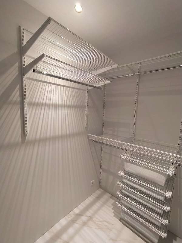Белая П-образная гардеробная с выдвижными корзинами, ~1,8×2,1 м, фото 1