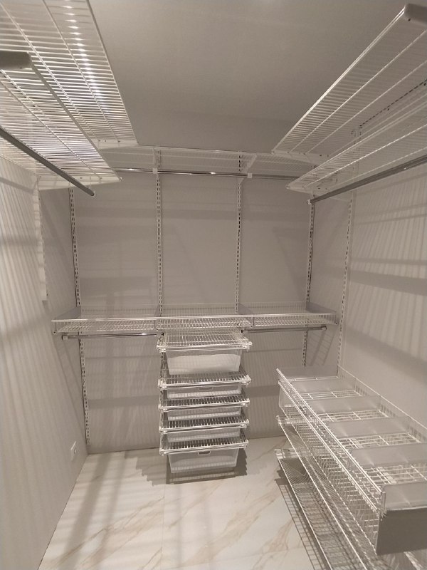 Белая П-образная гардеробная с выдвижными корзинами, ~1,8×2,1 м, фото 2