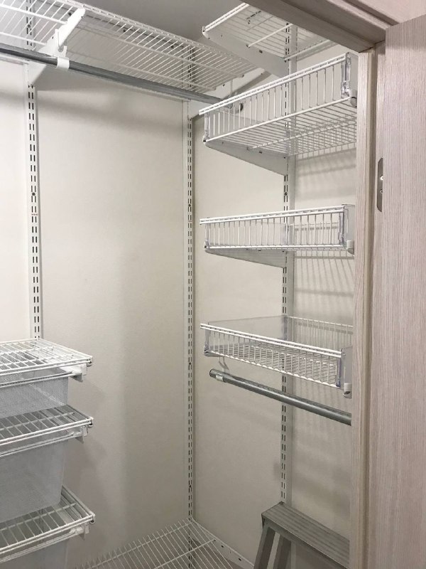 Белая П-образная гардеробная с выдвижными корзинами, ~1,4×1,5 м, фото 1