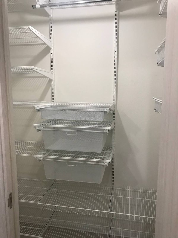 Белая П-образная гардеробная с выдвижными корзинами, ~1,4×1,5 м, фото 2