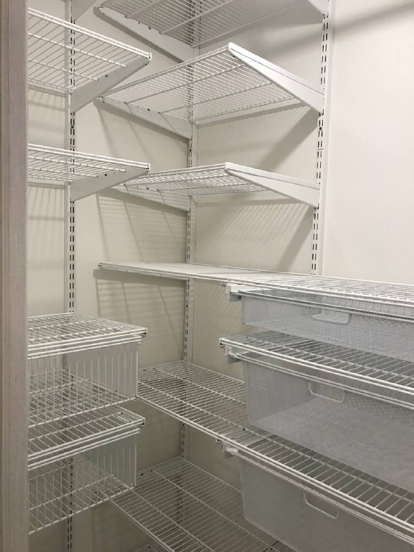 Белая П-образная гардеробная с выдвижными корзинами, ~1,4×1,5 м, фото 3