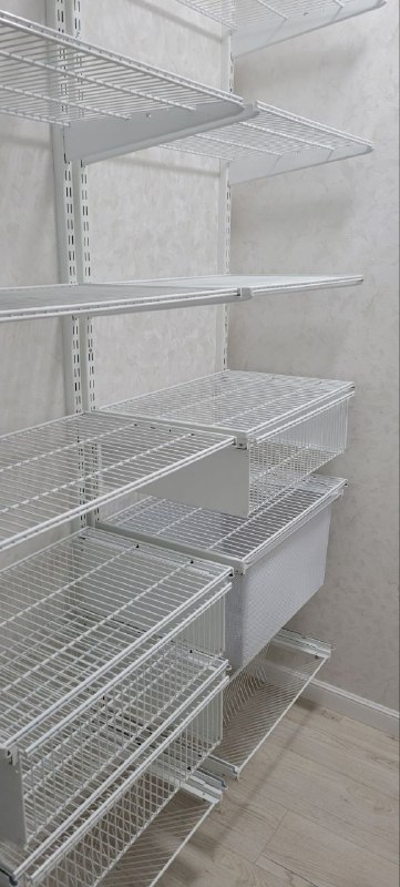 Белая П-образная гардеробная с выдвижными корзинами, ~1,8×2,2 м, фото 3