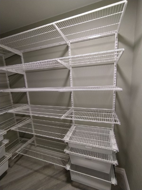 Белая П-образная гардеробная с выдвижными корзинами, ~1,7×2,1 м, фото 1