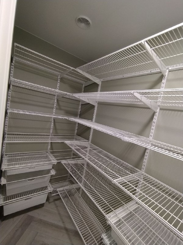 Белая П-образная гардеробная с выдвижными корзинами, ~1,7×2,1 м, фото 2
