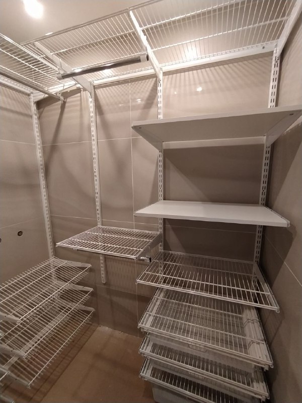 Белая П-образная гардеробная с выдвижными корзинами, ~1,7×2 м, фото 1