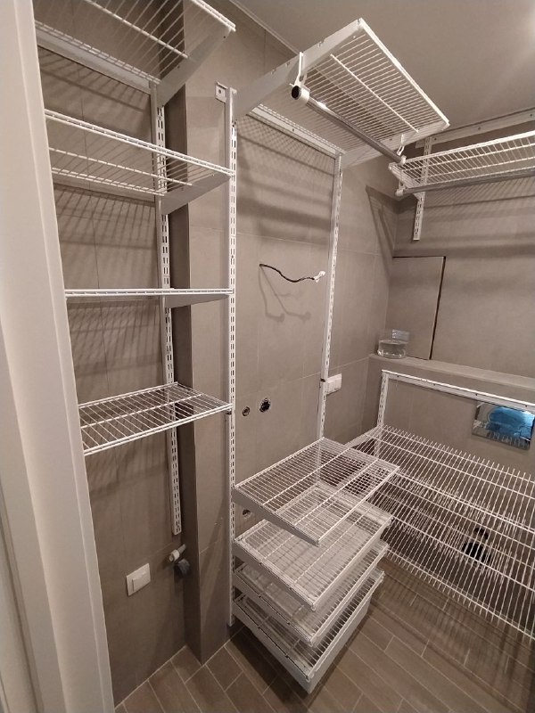 Белая П-образная гардеробная с выдвижными корзинами, ~1,7×2 м, фото 3