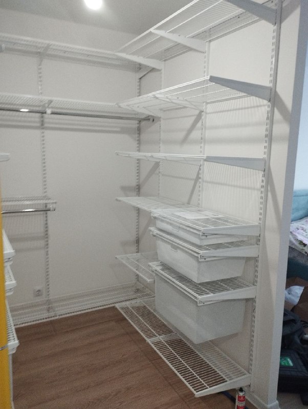 Белая П-образная гардеробная с выдвижными корзинами, ~1,8×2 м, фото 2