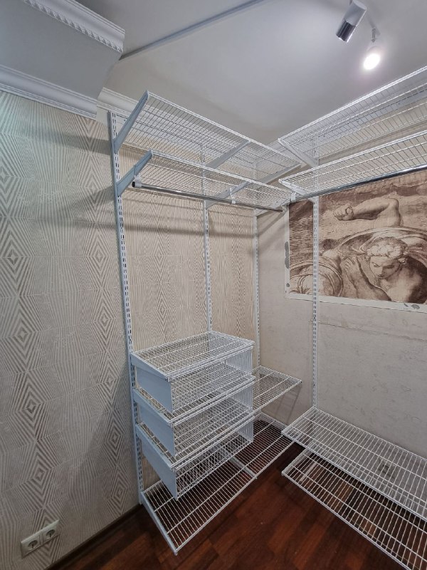 Белая П-образная гардеробная с выдвижными корзинами, ~1,8×2,2 м, фото 2