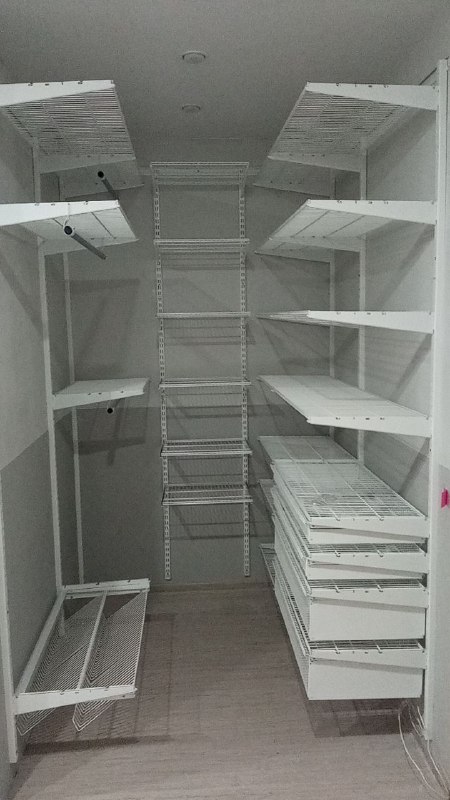 Белая П-образная гардеробная с выдвижными корзинами, ~1,8×2,4 м, фото 1