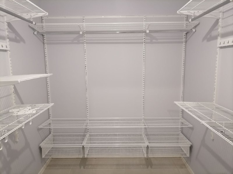 Белая П-образная гардеробная с выдвижными корзинами, ~2,1×2,5 м, фото 1