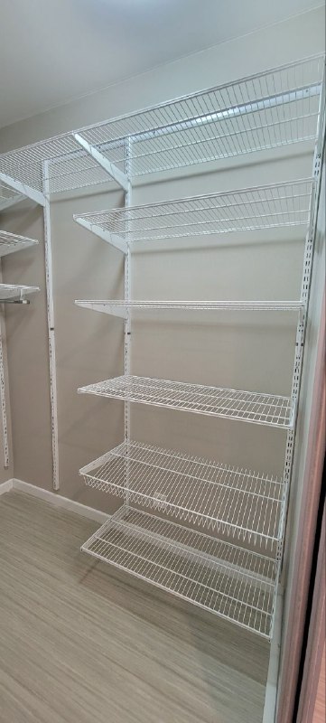 Белая П-образная гардеробная с выдвижными корзинами, ~1,8×2 м, фото 2