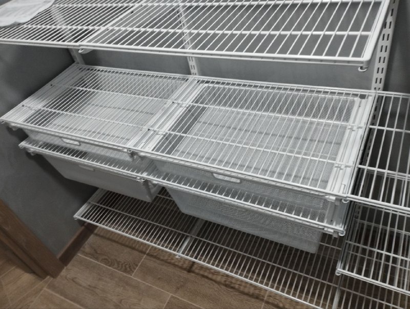 Белая П-образная гардеробная с выдвижными корзинами, ~1,5×2 м, фото 2