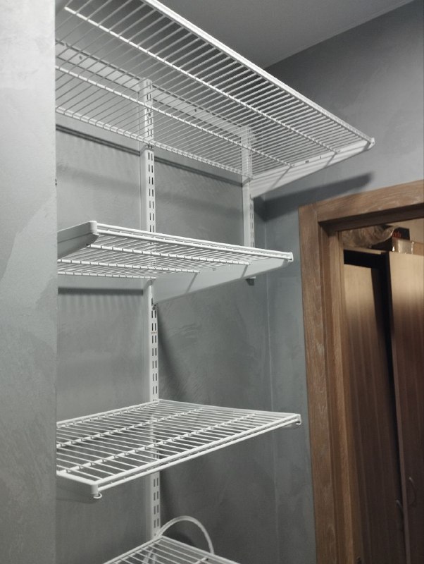 Белая П-образная гардеробная с выдвижными корзинами, ~1,5×2 м, фото 4
