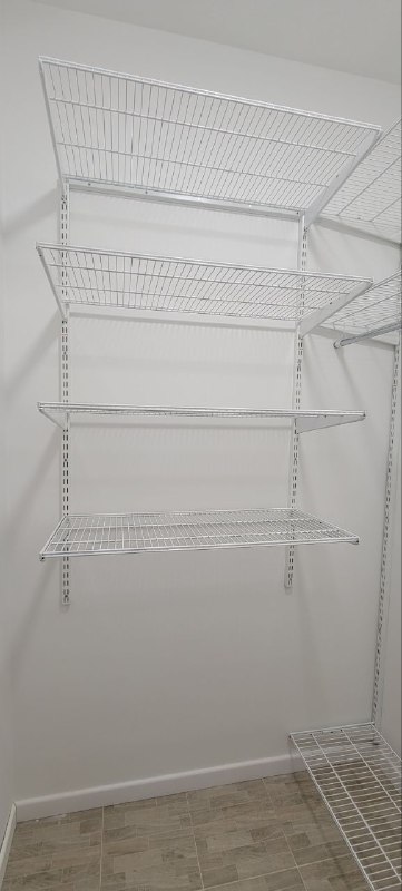 Белая П-образная гардеробная с выдвижными корзинами, ~2,4×1,8 м, фото 1