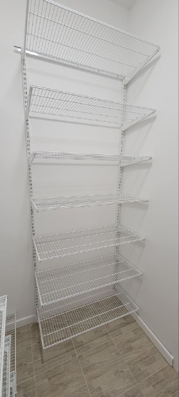 Белая П-образная гардеробная с выдвижными корзинами, ~2,4×1,8 м, фото 2