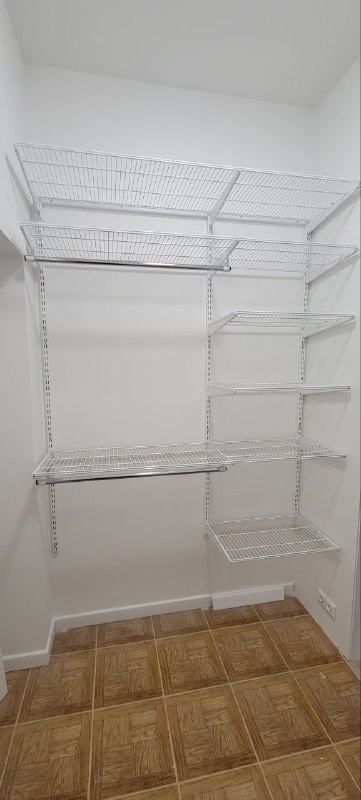 Белая П-образная гардеробная с выдвижными корзинами, ~2,4×1,8 м, фото 5