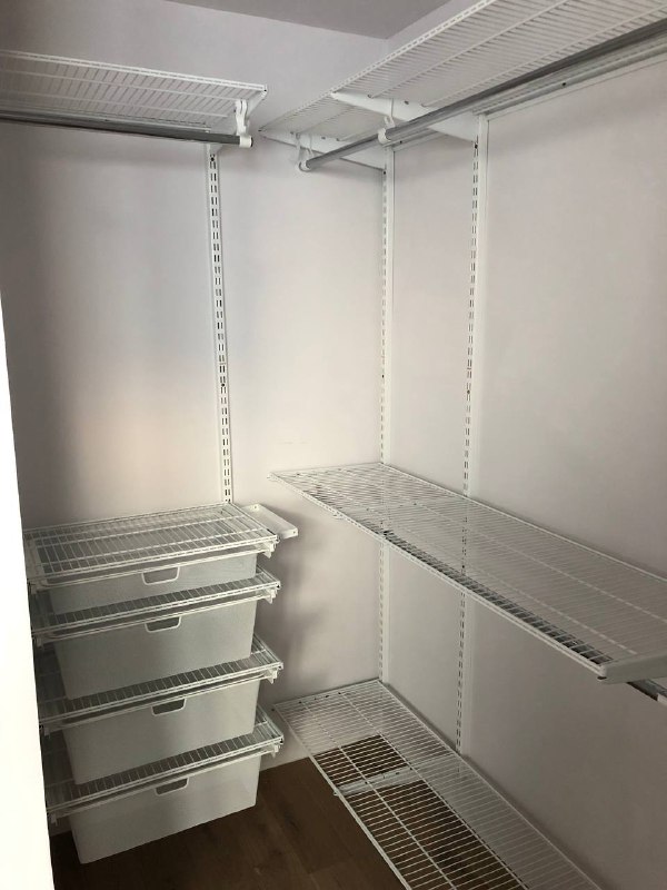 Белая П-образная гардеробная с выдвижными корзинами, ~1,4×2 м, фото 1