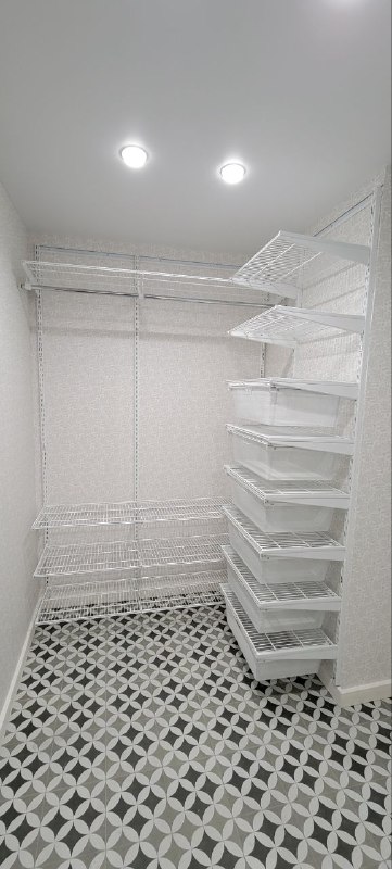 Белая П-образная гардеробная с выдвижными корзинами, ~1,5×2,2 м, фото 1