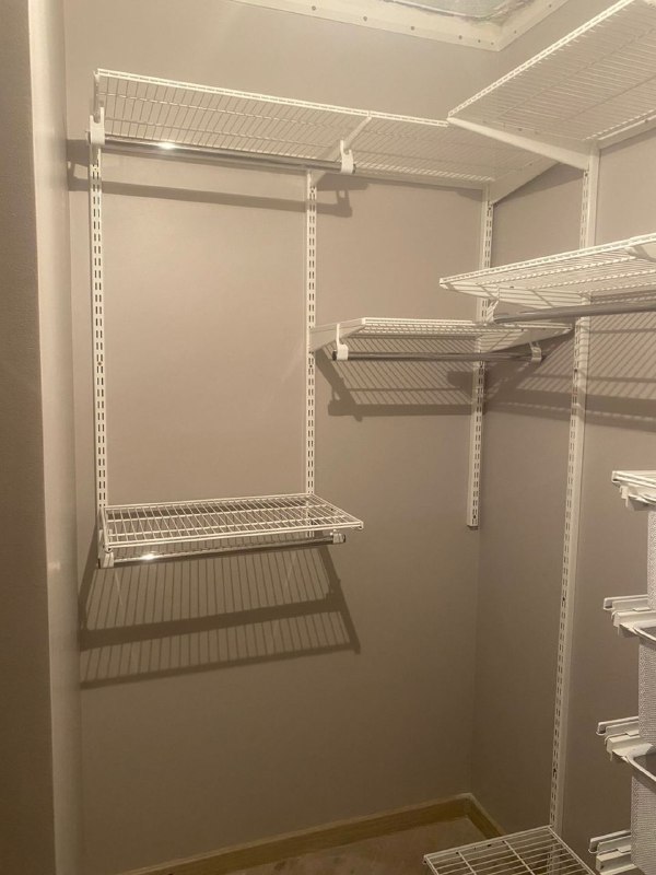 Белая П-образная гардеробная с выдвижными корзинами, ~1,9×1,7 м, фото 2