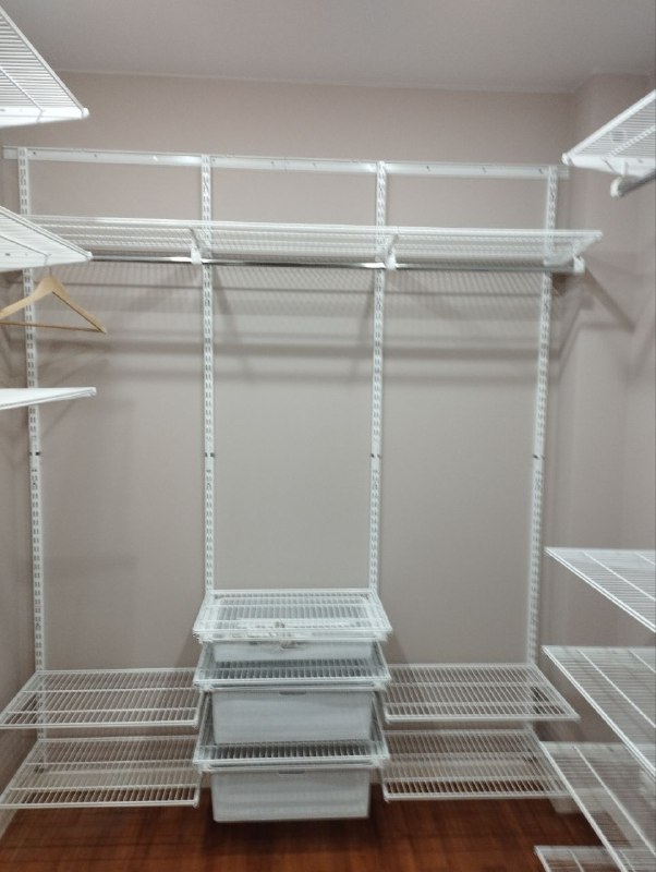 Белая П-образная гардеробная с выдвижными корзинами, ~2,1×1,8 м, фото 8