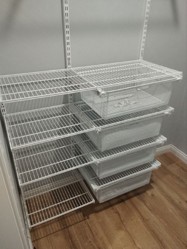 Белая П-образная гардеробная с выдвижными корзинами, ~1,6×2 м, фото 3