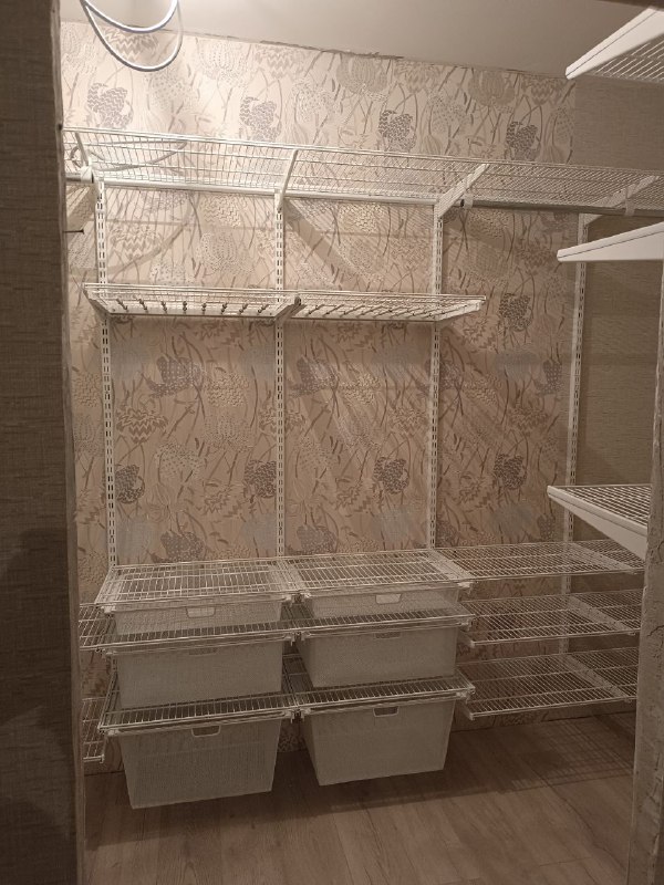 Белая П-образная гардеробная с выдвижными корзинами, ~2,7×2 м, фото 1