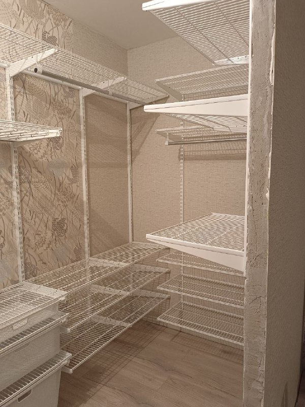 Белая П-образная гардеробная с выдвижными корзинами, ~2,7×2 м, фото 2