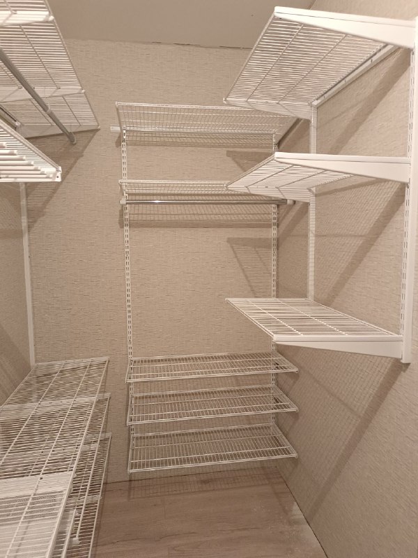 Белая П-образная гардеробная с выдвижными корзинами, ~2,7×2 м, фото 3