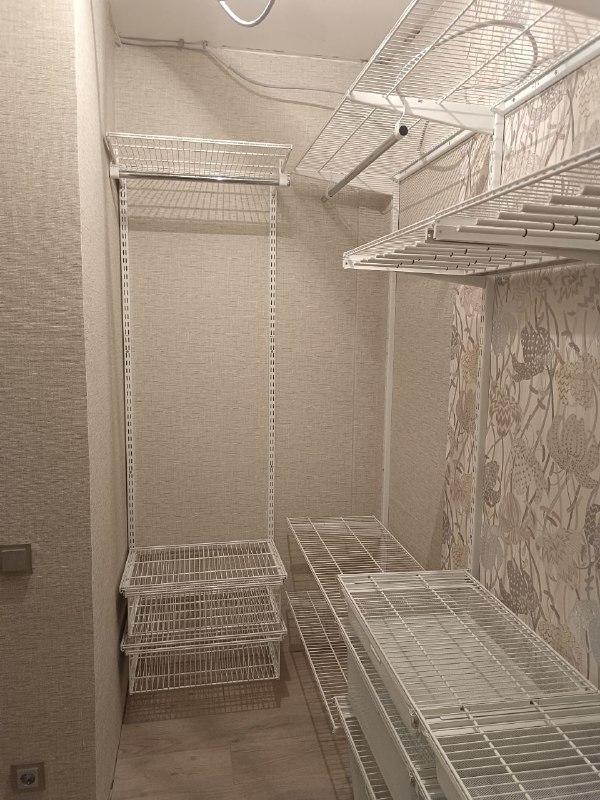 Белая П-образная гардеробная с выдвижными корзинами, ~2,7×2 м, фото 4