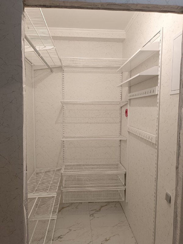 Белая П-образная гардеробная с выдвижными корзинами, ~1,3×1,9 м, фото 1