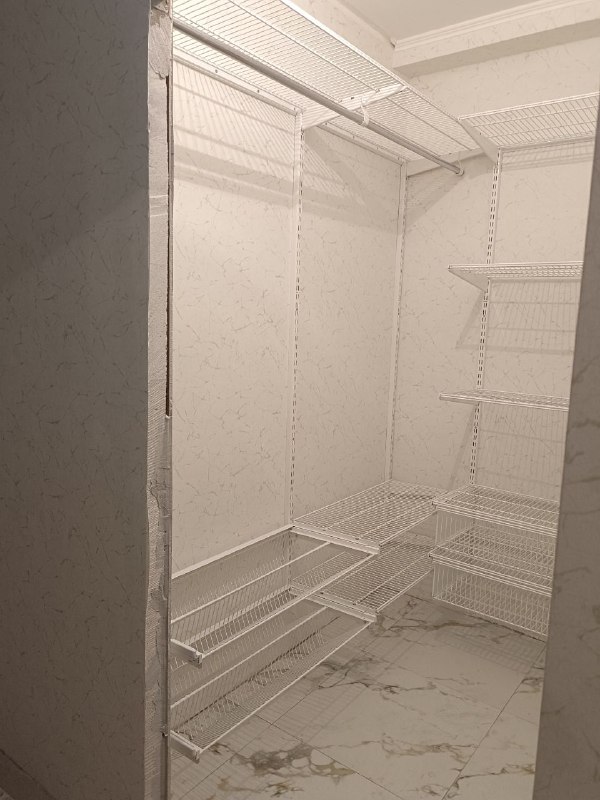 Белая П-образная гардеробная с выдвижными корзинами, ~1,3×1,9 м, фото 2