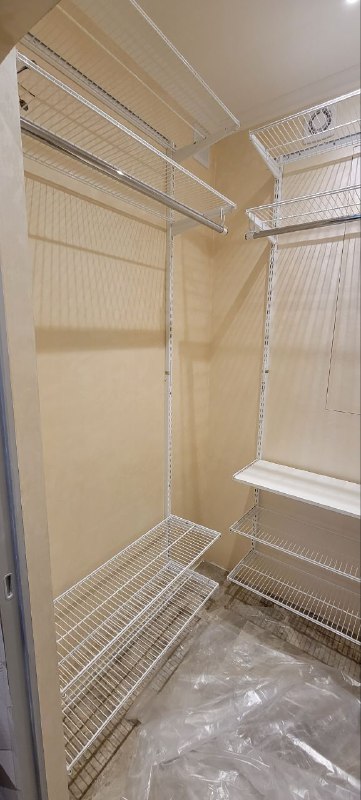 Белая П-образная гардеробная с выдвижными корзинами, ~1,4×1,8 м, фото 2