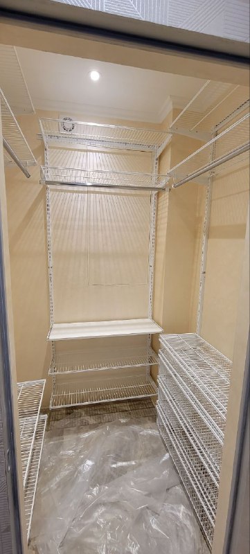 Белая П-образная гардеробная с выдвижными корзинами, ~1,4×1,8 м, фото 3