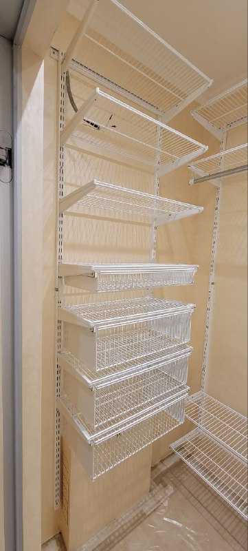 Белая П-образная гардеробная с выдвижными корзинами, ~1,4×1,8 м, фото 4