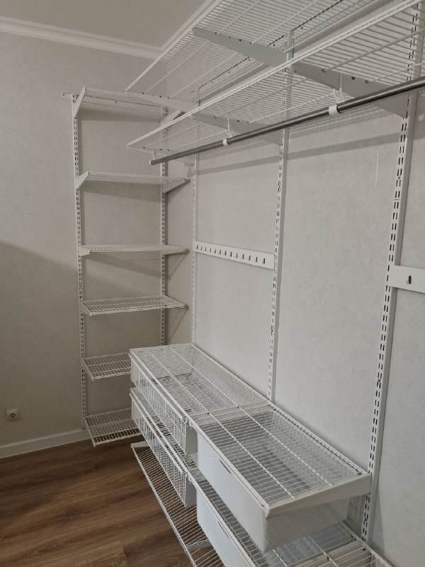 Белая П-образная гардеробная с выдвижными корзинами, фото 1