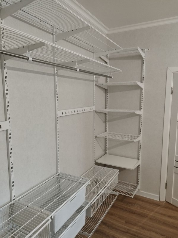 Белая П-образная гардеробная с выдвижными корзинами, фото 2