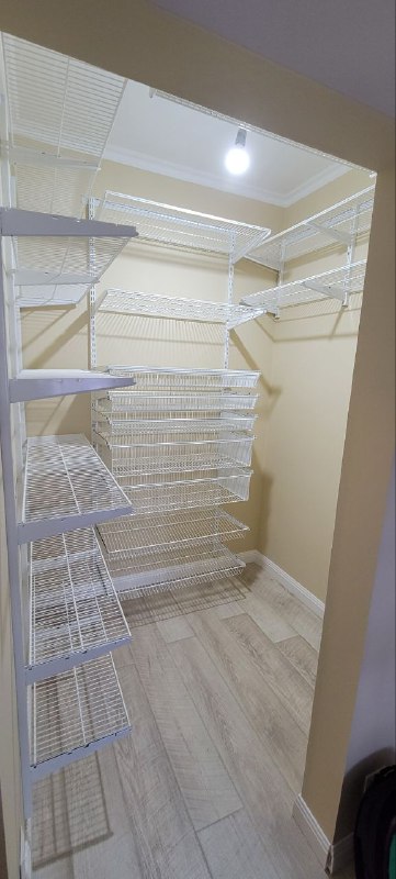 Белая П-образная гардеробная с выдвижными корзинами, ~1,5×2,1 м, фото 3