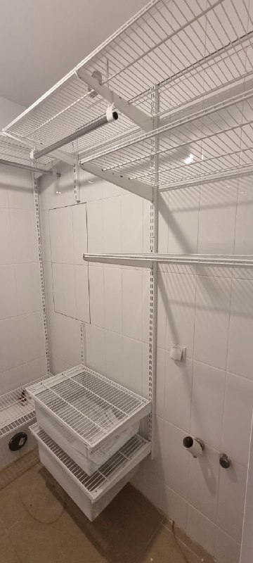 Белая П-образная гардеробная с выдвижными корзинами, ~1,5×1,8 м, фото 2