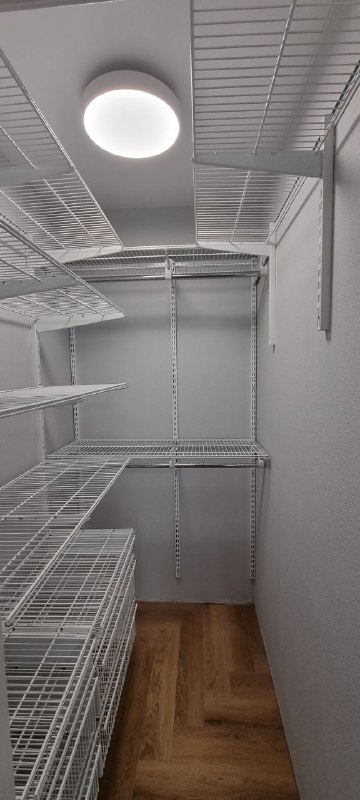 Белая П-образная гардеробная с выдвижными корзинами, ~1,2×1,9 м, фото 1