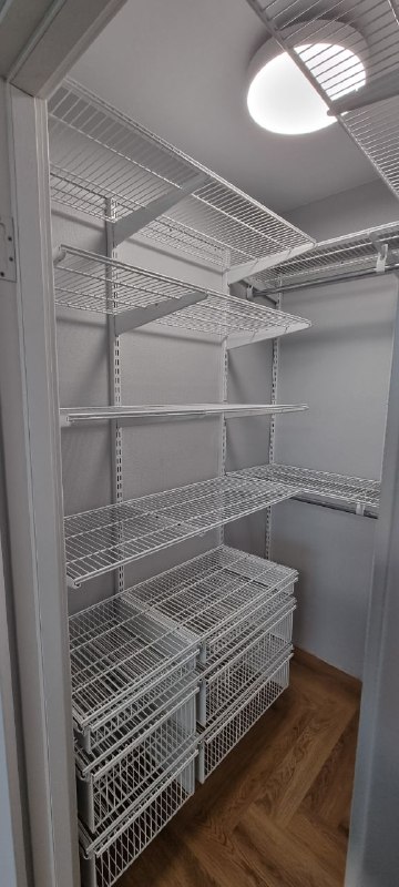 Белая П-образная гардеробная с выдвижными корзинами, ~1,2×1,9 м, фото 2