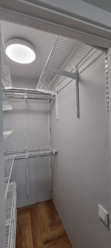 Белая П-образная гардеробная с выдвижными корзинами, ~1,2×1,9 м, фото 3