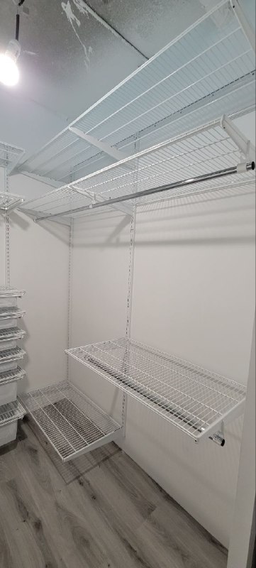 Белая П-образная гардеробная с выдвижными корзинами, ~1,5×2,1 м, фото 1