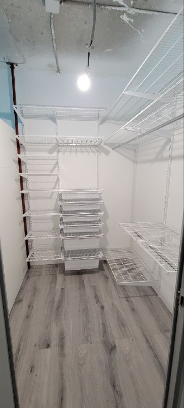 Белая П-образная гардеробная с выдвижными корзинами, ~1,5×2,1 м, фото 2