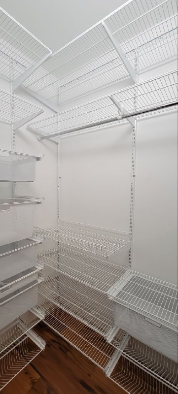 Белая П-образная гардеробная с выдвижными корзинами, ~1,8×2 м, фото 2