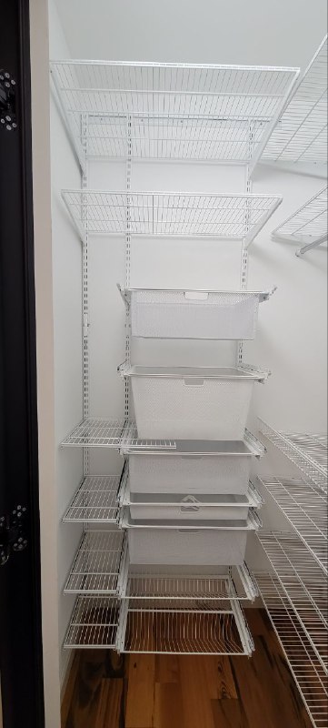 Белая П-образная гардеробная с выдвижными корзинами, ~1,8×2 м, фото 3