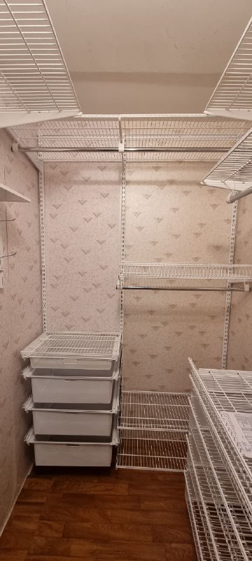 Белая П-образная гардеробная с выдвижными корзинами, ~1,6×1,9 м, фото 1
