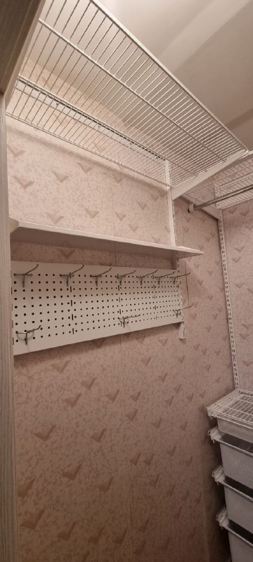 Белая П-образная гардеробная с выдвижными корзинами, ~1,6×1,9 м, фото 2